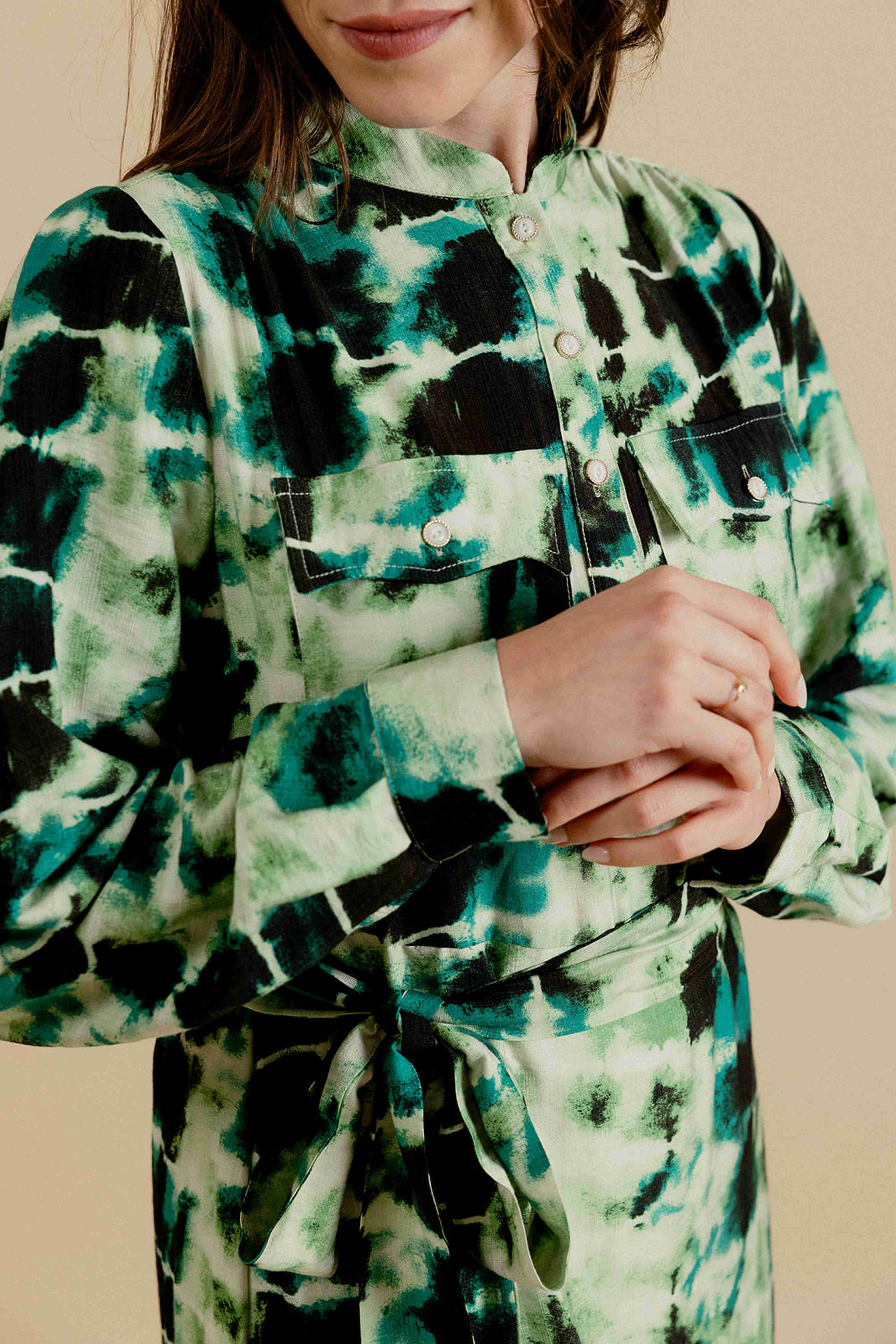 EMILIE K - Vendita all'ingrosso Vestito - Donna - Abito midi MARLENE con stampa tie-dye, colletto alla coreana e bottoni3