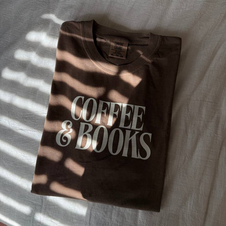T-shirt Gráfica Oversized na Moda de Café & Livros para Mulheres por atacado de Scarlet Sunday Design Co