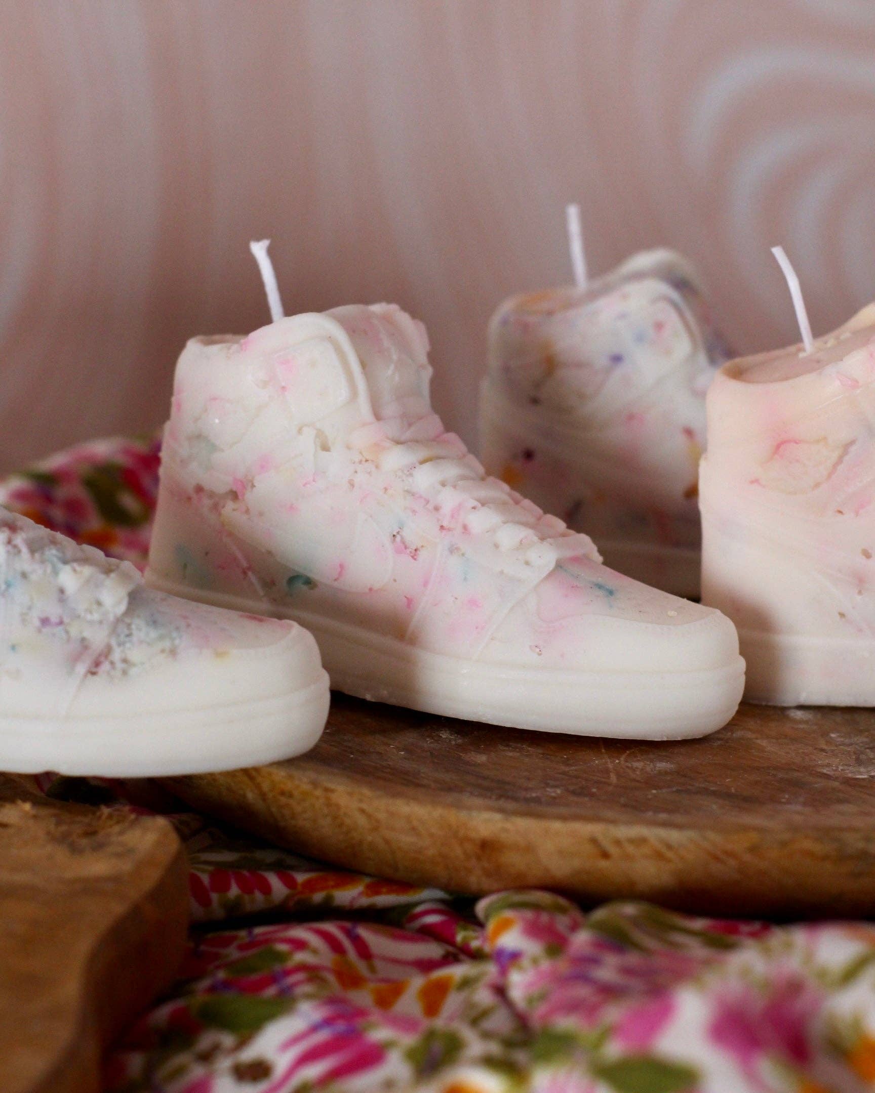 Meet me at the corner - Vendita all'ingrosso Candele regalo - Candela a forma di sneaker effetto terrazzo multicolore18