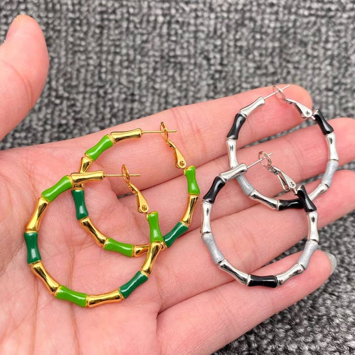 Orecchini a cerchio in acciaio inox placcati oro 18K con smalto e bambù - FGS per la vendita all'ingrosso da parte di Mio Queena