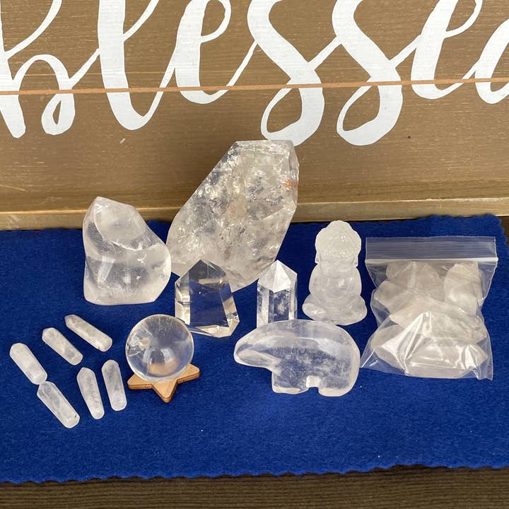 Ensemble de 15 arcs-en-ciel en quartz transparent en forme de tour de Bouddha en forme libre pour la vente par The 7 Directions