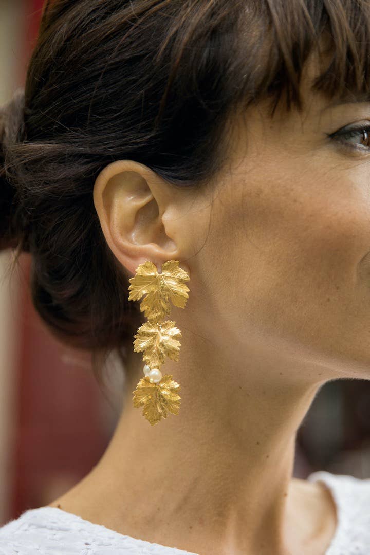 LES COURONNES DE VICTOIRE – wholesale Hängande örhängen – Montmartre örhängen med förgyllda vinblad och pärlor2