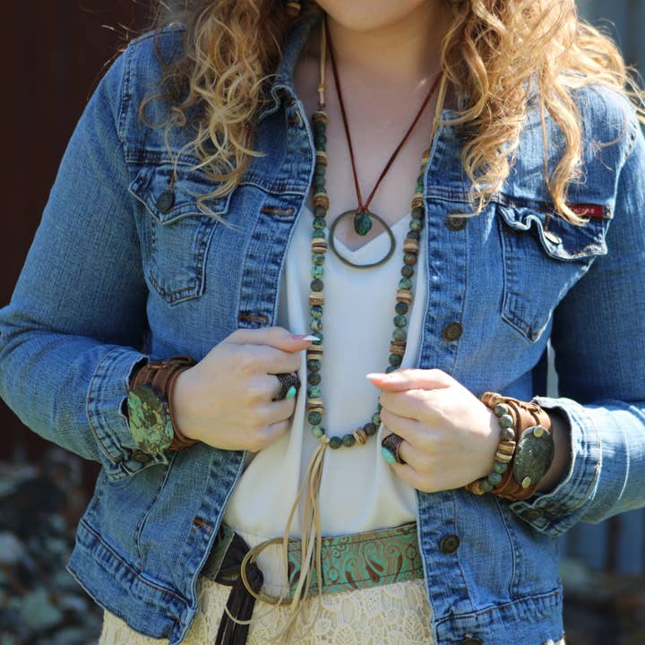 The Jewelry Junkie – Engroshandel Perlehalskæde – Frostet afrikansk turkis halskæde træperler læderkvast 257z4