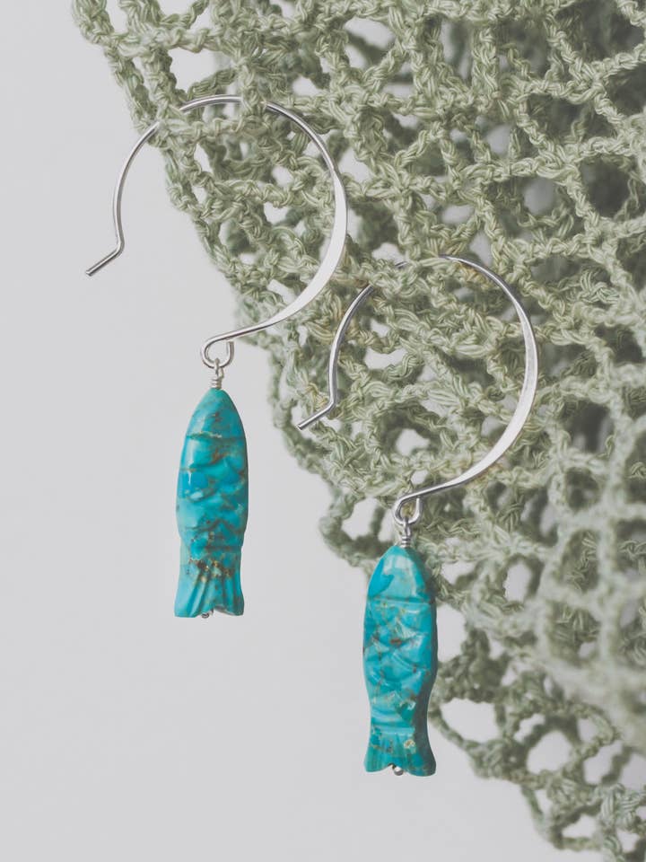 Orecchino a cerchio con amo da pesca e pietra preziosa Riviera Bite - Argento/Turchese per la vendita all'ingrosso da parte di Luna Norte