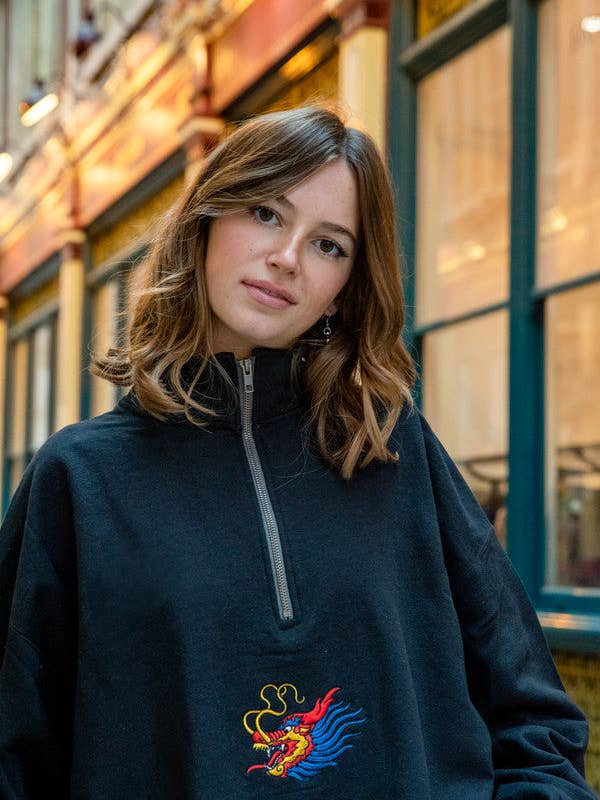 1-4 Zip Sweatshirt i svart med kinesisk drakbroderi för wholesale av Dream But Do Not Sleep