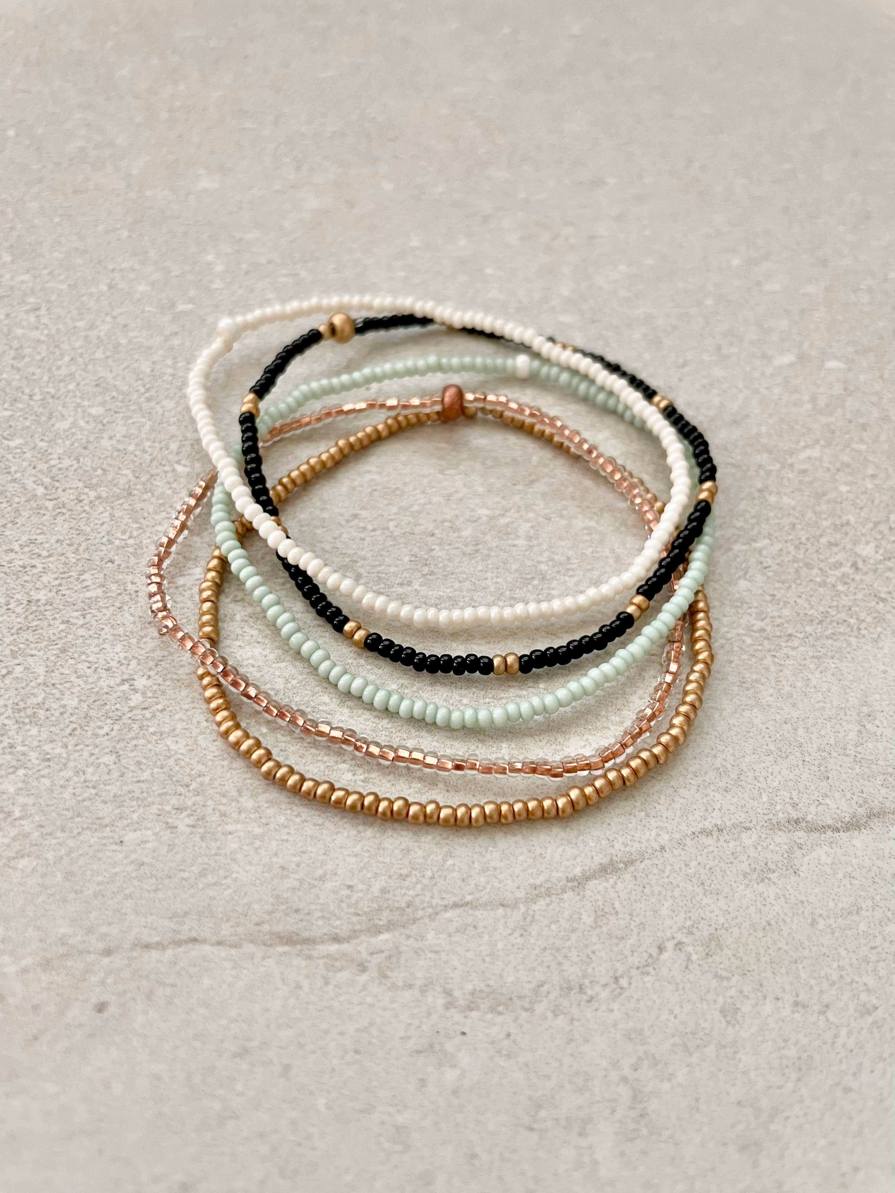 Caitlyn Clare Flair - Vente Parures de bijoux - Ensemble de bracelets extensibles délicats en perles, pile de bracelets en perles de rocaille4