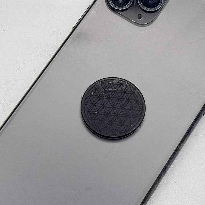 Shungit EMF mobiltelefonflise indgraveret med livets blomst - 30MM for engroshandel hos Meraki Gemstones