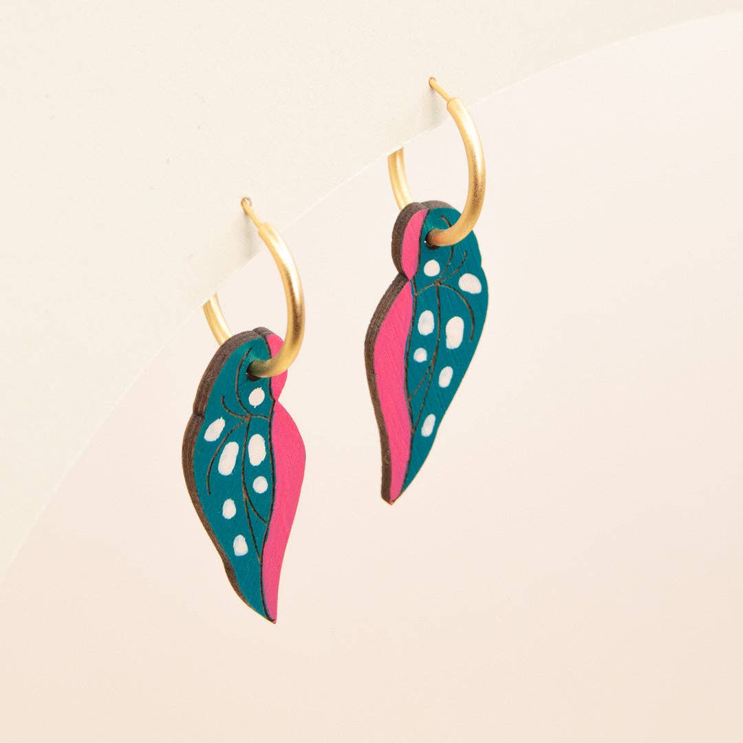 Materia Rica - Wholesale Hangende/ronde oorbellen - Oorringen met begoniablaadjes1