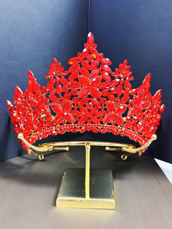 Quinceanera Krone, Rote Kristallkrone, Goldener Kopfschmuck für den Abschlussball für den Großhandel von Happy Dream Gifts