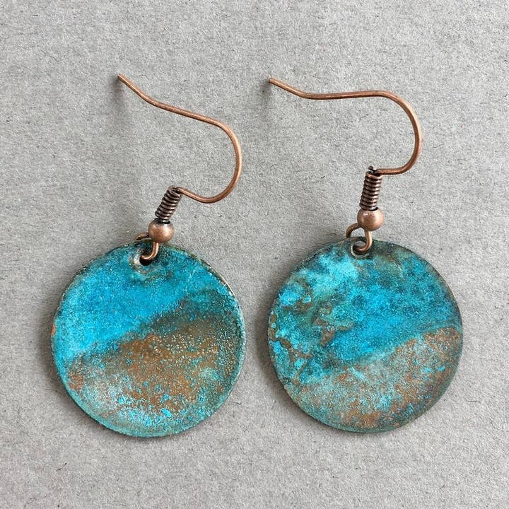 Pendientes en forma de disco de cobre con pátina azul para venta al por mayor de Kaleya
