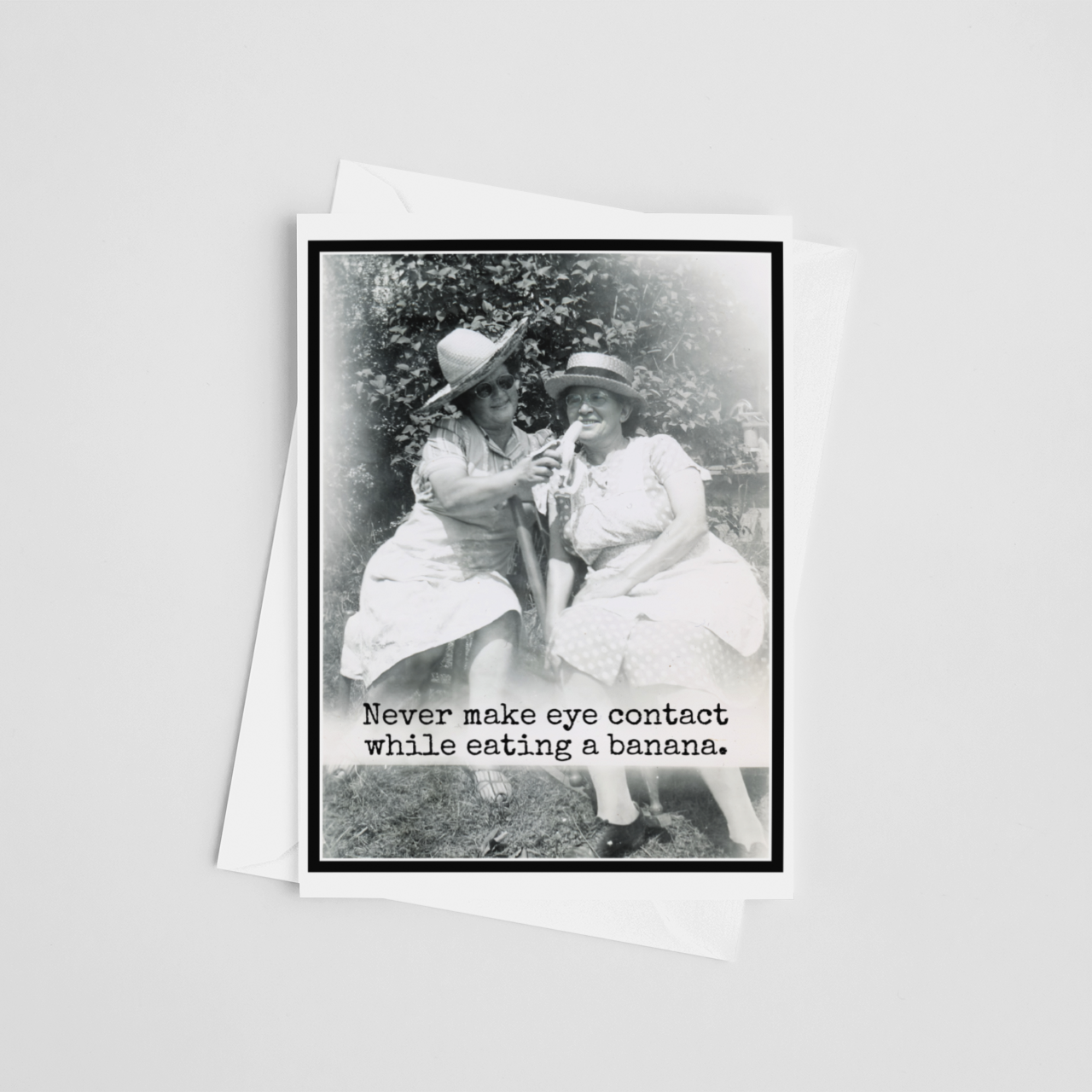 Raven's Rest Studio – wholesale Vardagliga hälsningskort – Roligt kort. Undvik ögonkontakt när du äter en banan.3