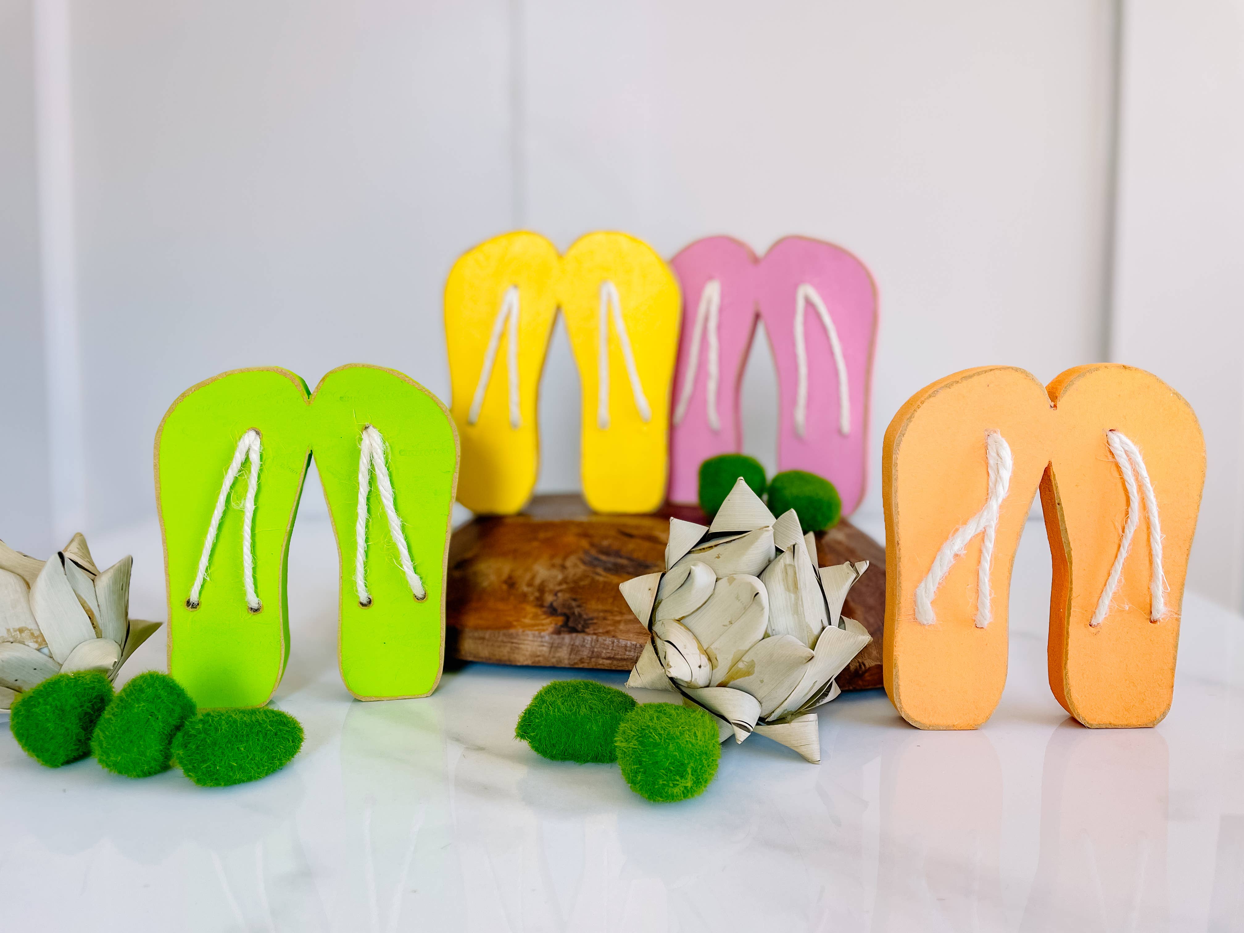 Moscow Mill House – wholesale Decorative tabletop object – Handcrafted Painted Wood Flip Flops 6