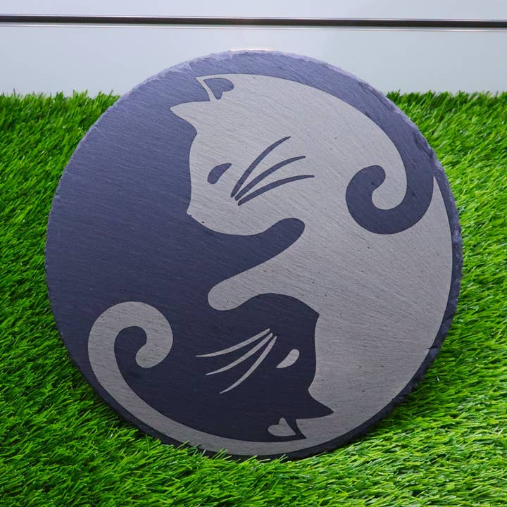 Planche à servir en ardoise Premium Yin Yang avec chats, décoration de cuisine pour la vente par Herbs&Belles