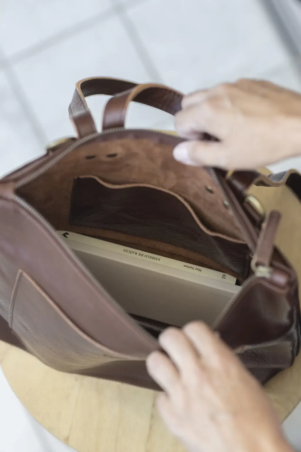 Casia Leather Bags – Großhandel Rucksack – Unisex – Konvertibler Lederrucksack | Unisex Rucksack | Laptop Tasche14