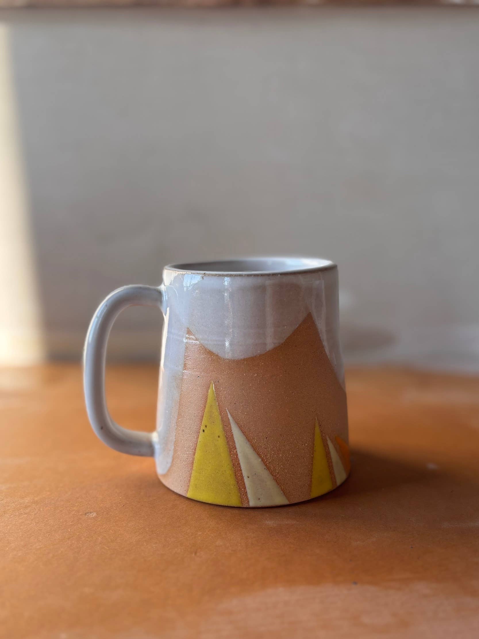 ROB Ceramics – wholesale Kaffekoppar – Handgjord keramikmugg med geometriskt triangelmotiv2