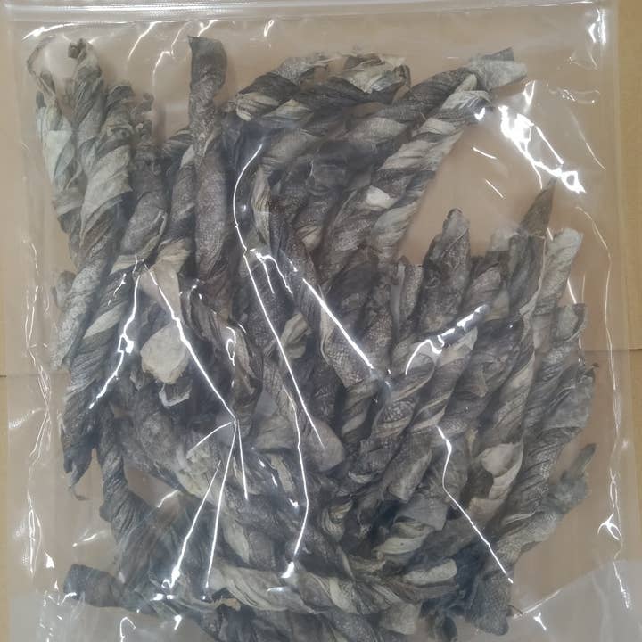 TickledPet - Wholesale Pet Treats - Dog - Codfish Skin Rolls 5-7 inch-12-15g box of 501