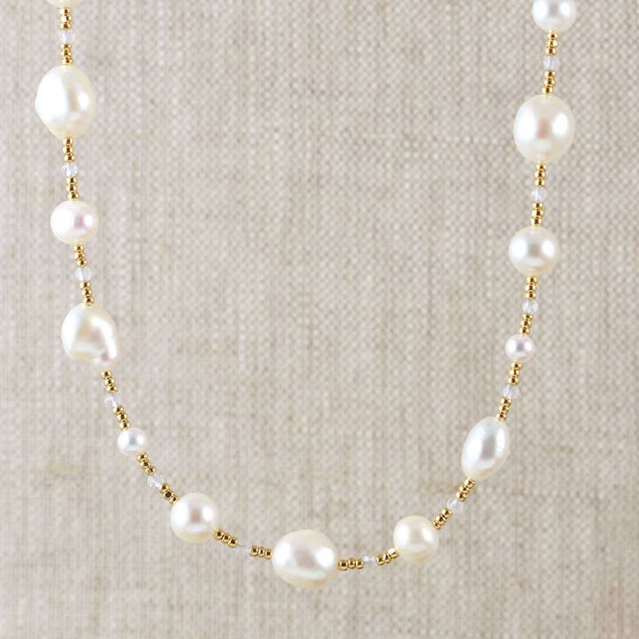 COLLIER EN VERRE DORÉ N-3889, PERLE BLANCHE, QUARTZ CRISTAL pour la vente par Alicia Van Fleteren Jewelry Design