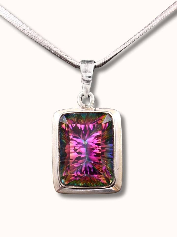Pendentif Octogonal Classique en Quartz Mystique pour la vente par Thevasa