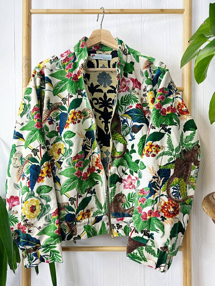 Weelderige Luxe Gedrukte Fluwelen Jas met Indiase Zijde voor wholesale door Essential Designs London