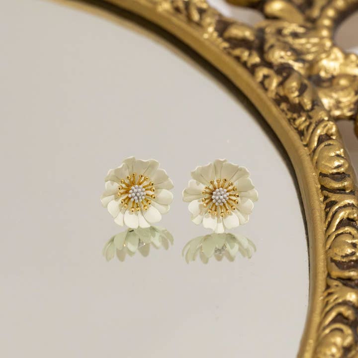 White Leaf – wholesale Stud/post earrings – Chrysanthemum Earring in Ivory1
