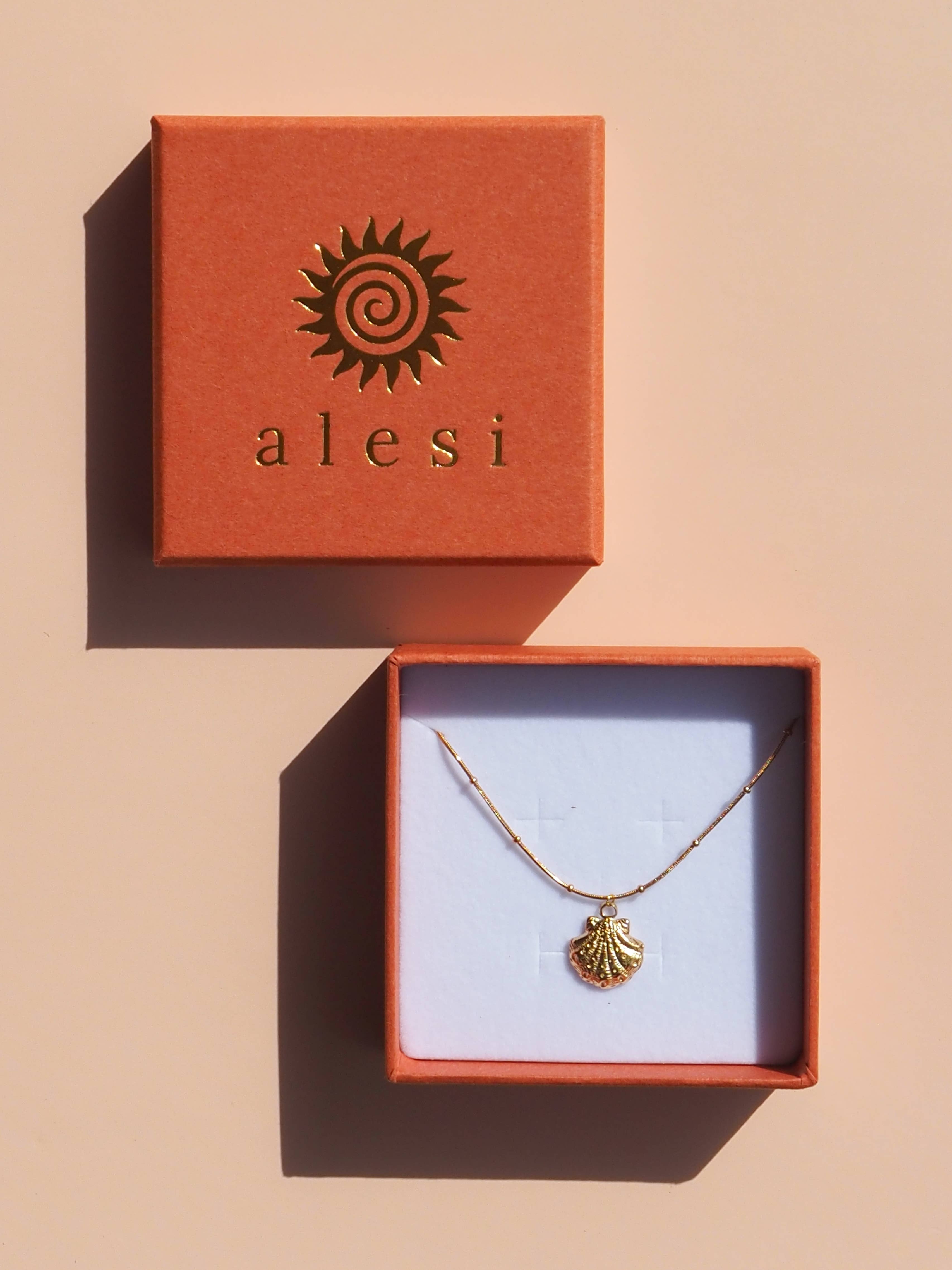Alesi Jewellery - Wholesale Pendant/charm necklace - 18K Gold Seashell Scallop Satellite Necklace 1
