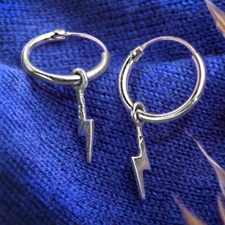 Aros con colgante en forma de rayo en plata de ley para venta al por mayor de The Jewellery Store London
