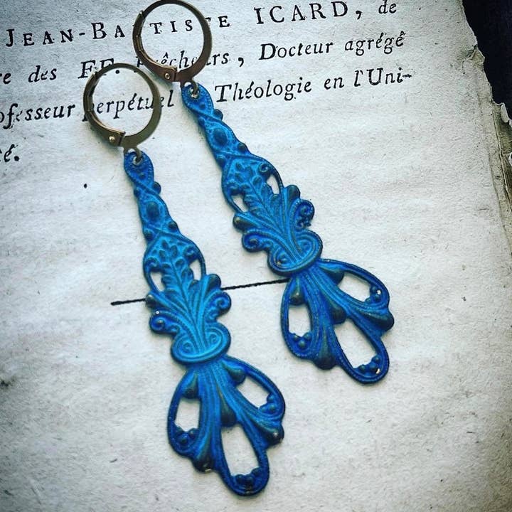 Pendientes adornados con pátina azul en forma de gotas largas, estilo vintage para venta al por mayor de Fuchsia Bloom Studio