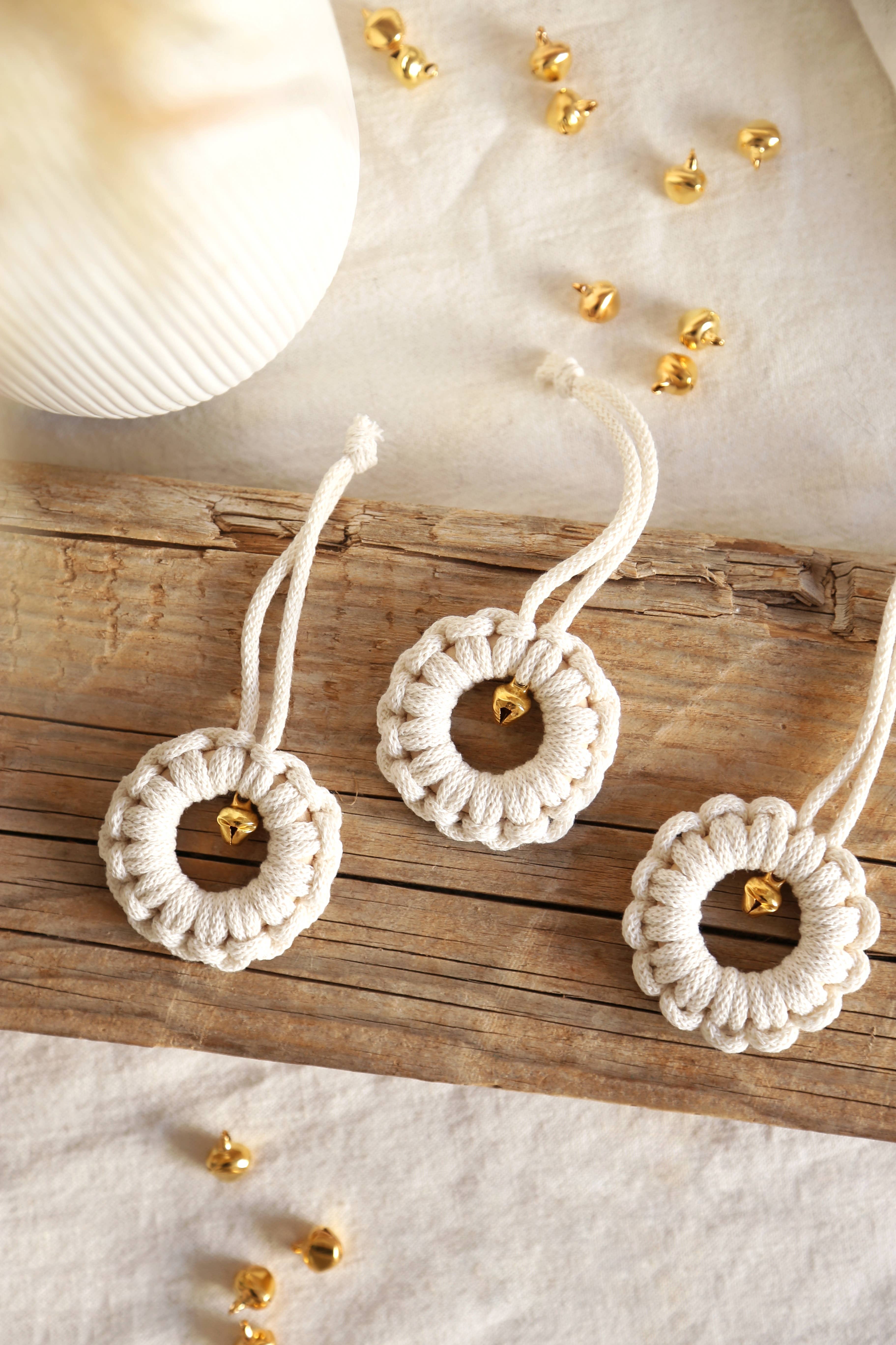 The Frenchie Knot - Vendita all'ingrosso Decorazione natalizia - Corona natalizia in macramè con campanella1