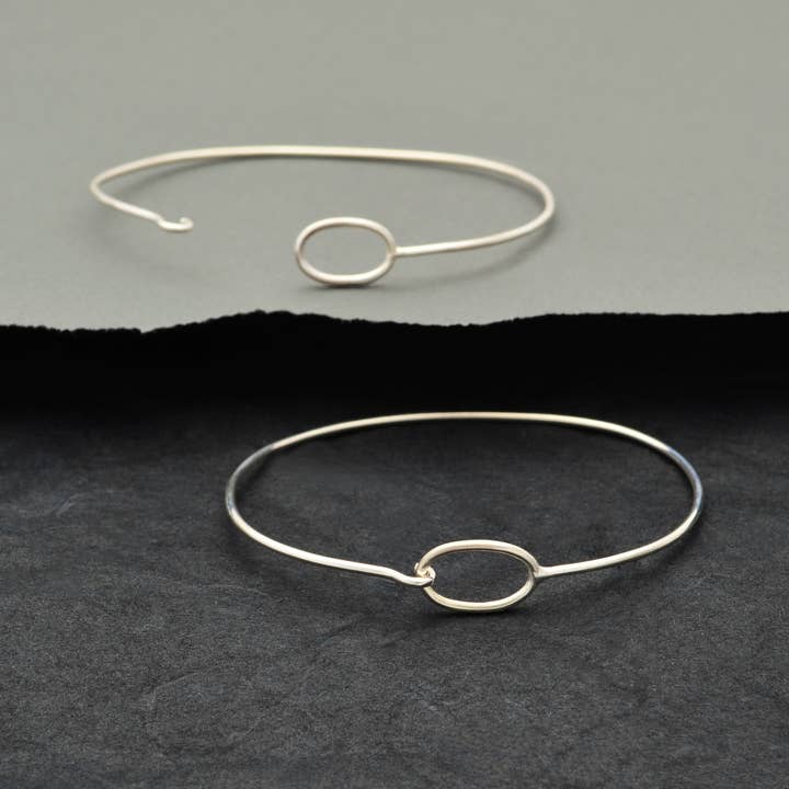 Brazalete con dijes de plata o bronce con cierre de gancho y ojal para venta al por mayor de Nina Designs