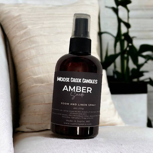 Amber Suede | 4oz kamer- en linnenspray voor wholesale door Moose Creek Candles