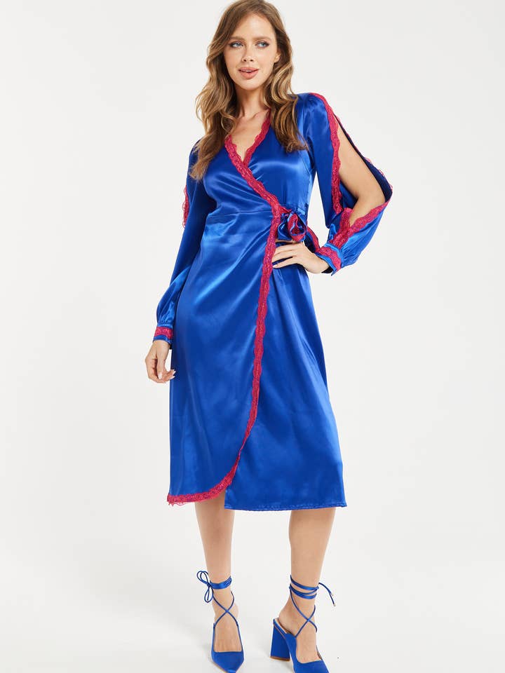 Liquorish Royal Blue Satin Midi-omlottklänning med spetsdetaljer och ärmslitsar för wholesale av Liquorish
