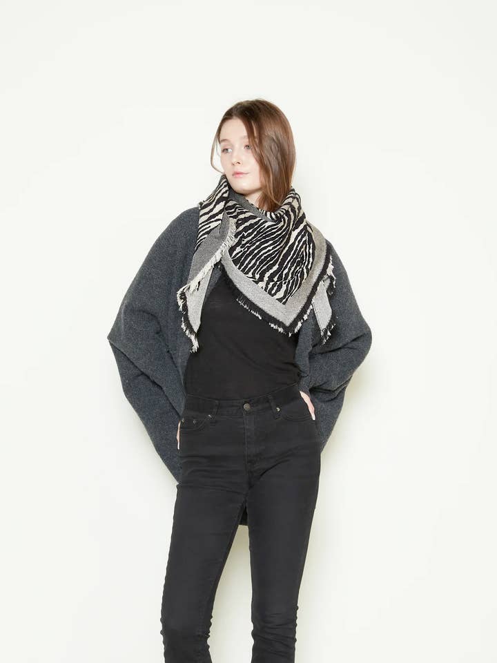 Écharpe bandana triangulaire à imprimé zèbre pour la vente par Always Swanky