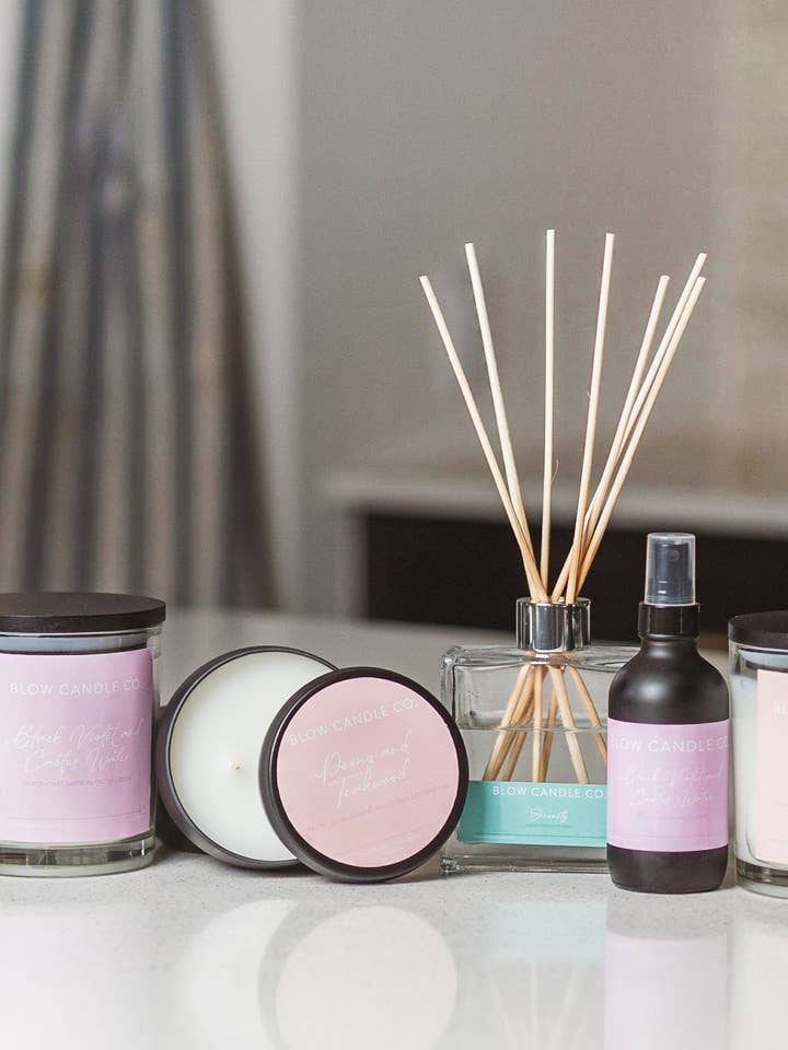 Vela Peonía y Madera Teca para venta al por mayor de Blow Candle Co.