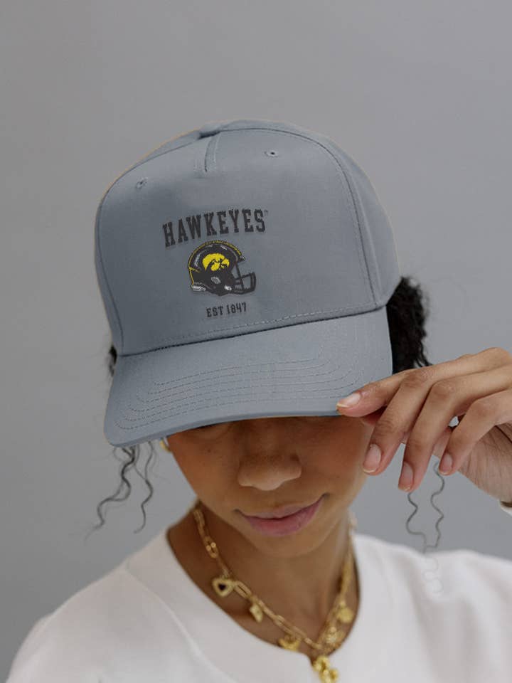 Università dell'Iowa: Cappello a forma di casco dei Hawkeyes per la vendita all'ingrosso da parte di Girl Tribe Co