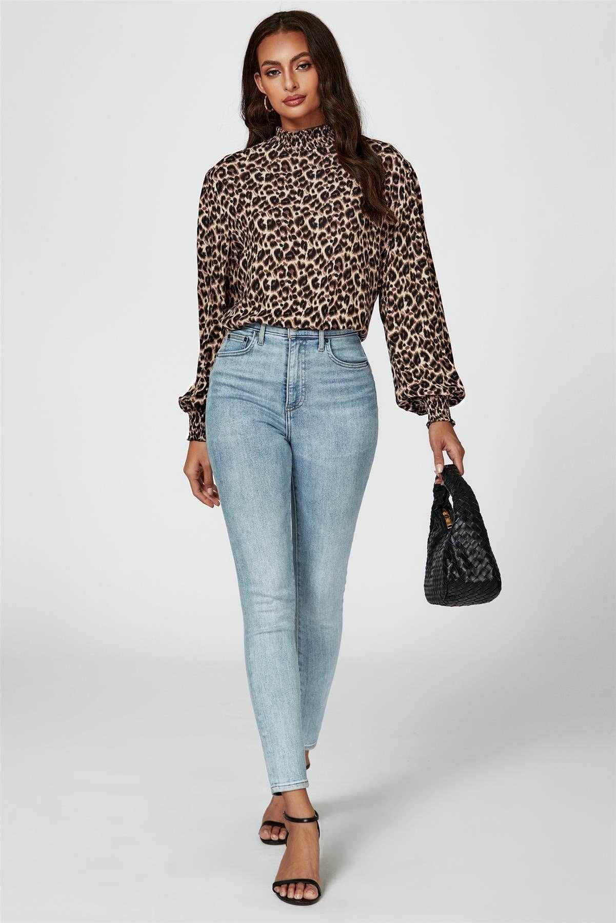Marrón Blusa de cuello alto y manga larga con estampado de leopardo en marrón. de venta al por mayor en Faire2