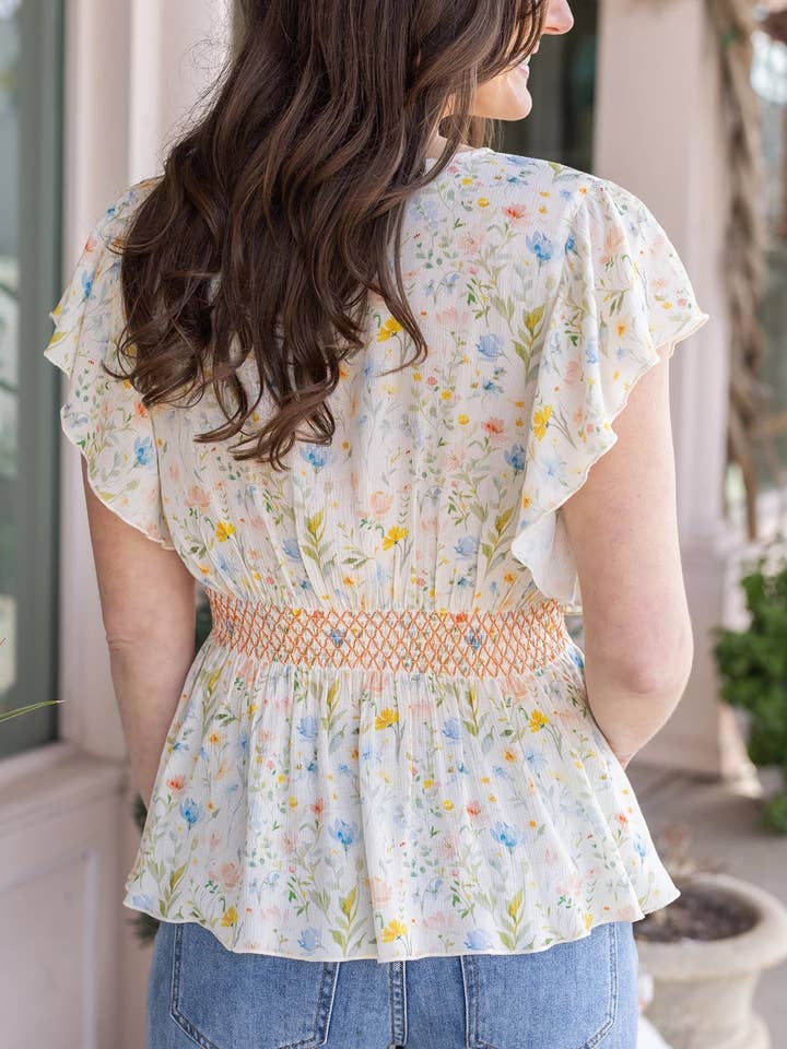Aquarela Floral Top com Mangas Flutter Franzidas em Estampa Floral Aquarela para venda a revendedores na Faire5