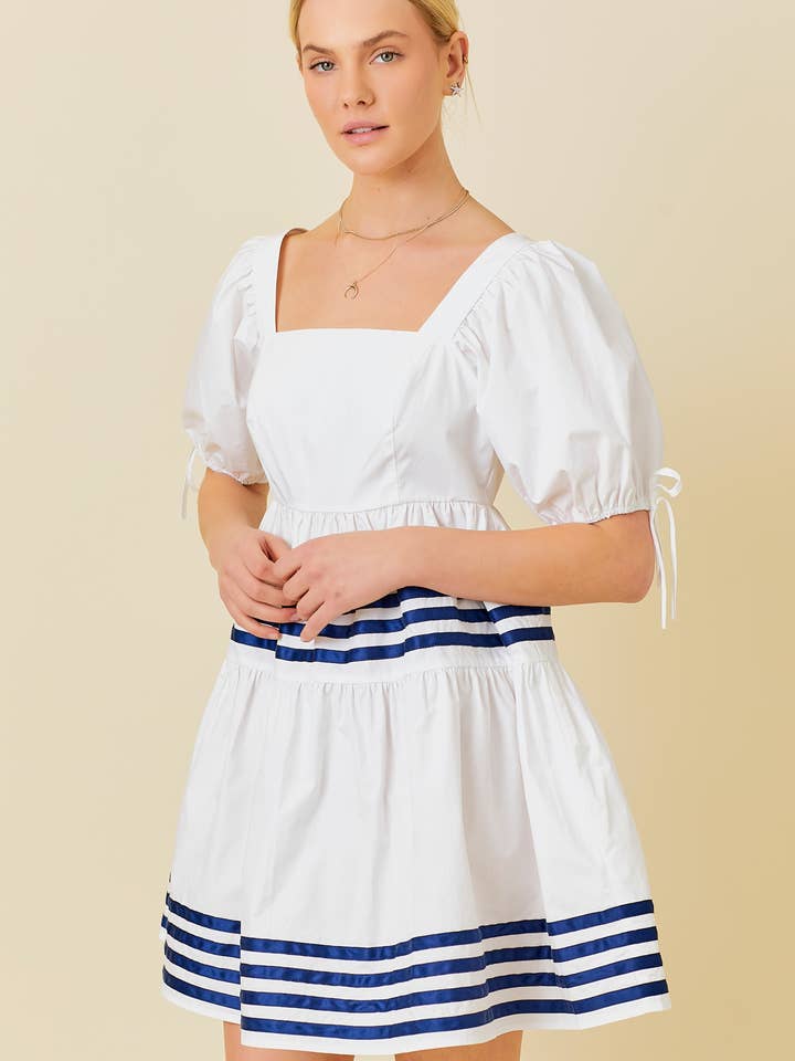 Marin kortärmad volangs miniklänning för wholesale av Main Strip