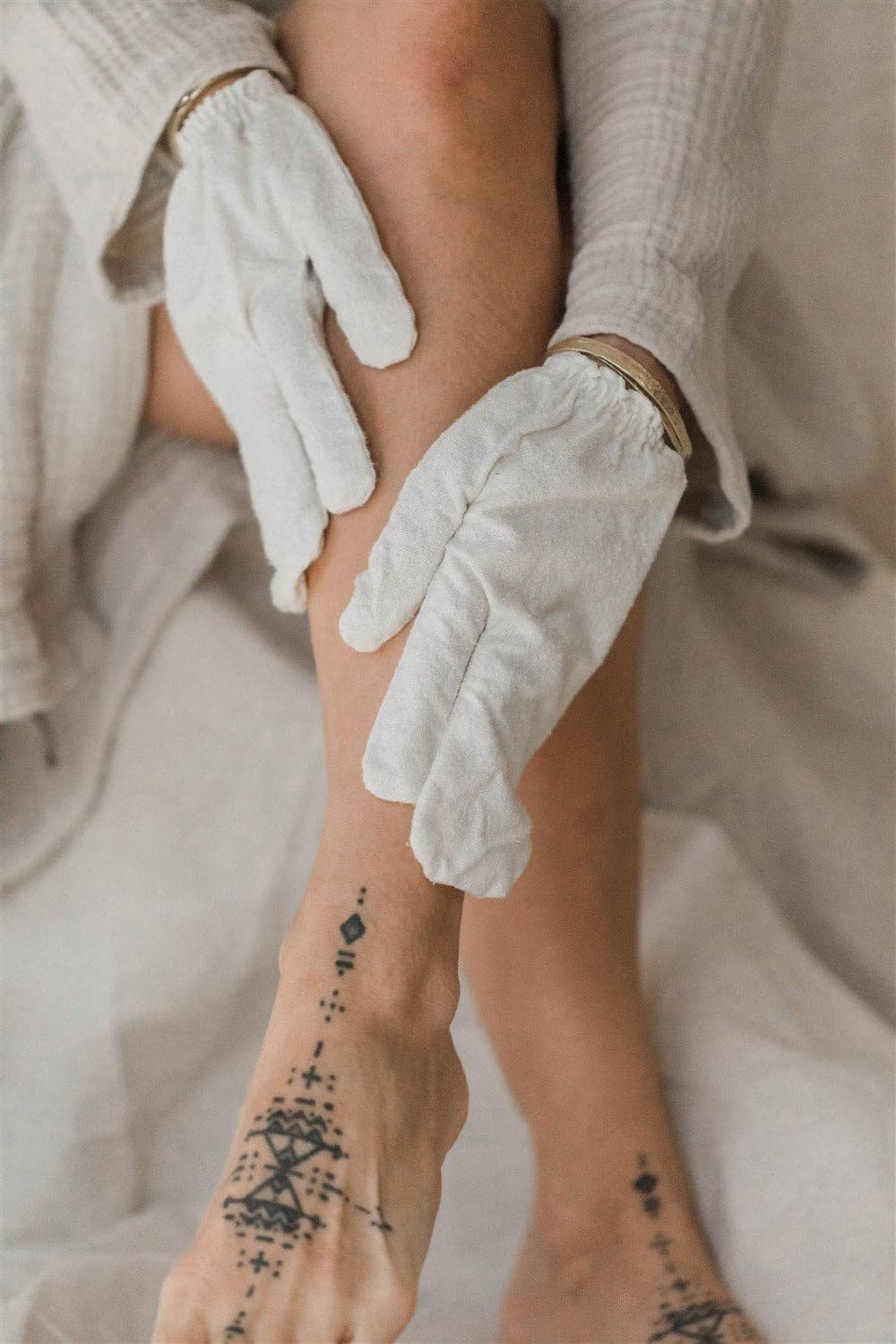 PAAVANI Ayurveda – Engroshandel Handsker - Dame – Garshana-handsker – Ayurvediske tørbørstehandsker i rå silke7