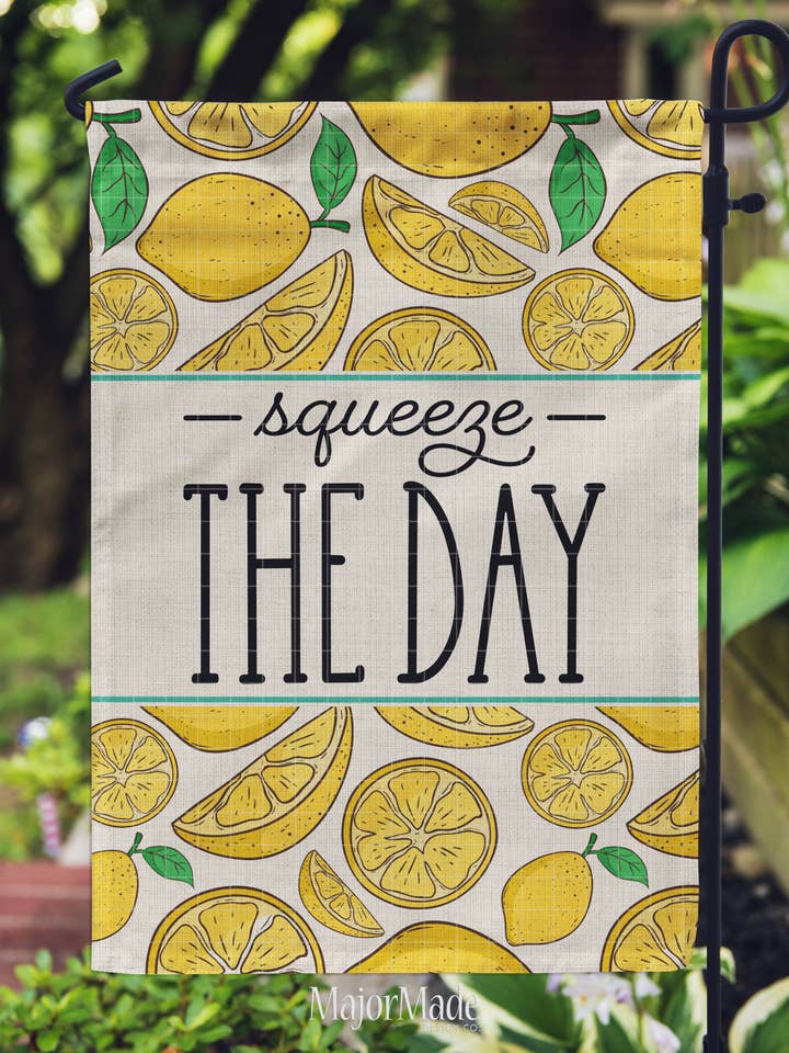 Bandiera da giardino - Squeeze The Day Lemon per la vendita all'ingrosso da parte di MajorMade Design Co