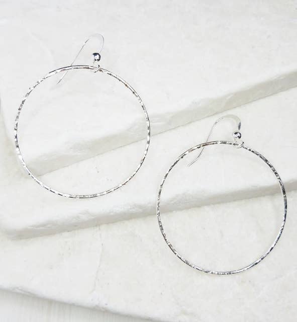 Sosie Designs - Vente Créoles - Grandes créoles rondes martelées en argent