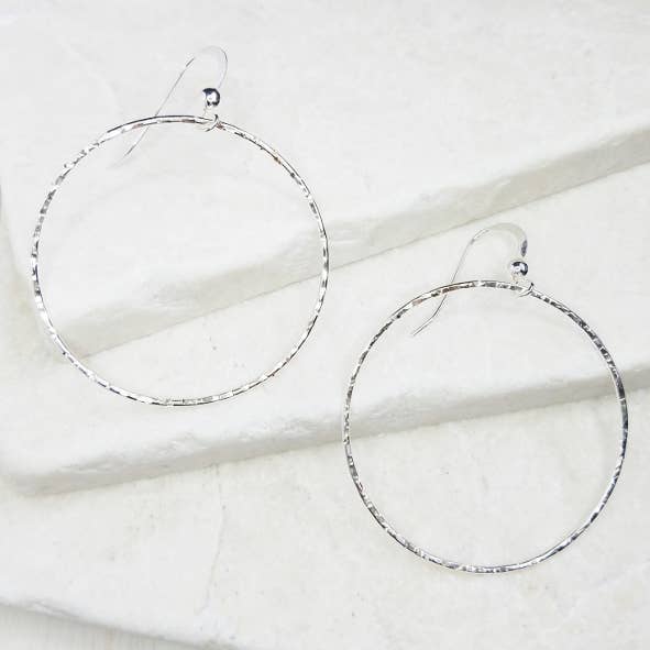 Sosie Designs – wholesale Hoop-örhängen – Silver stora hamrade runda Hoop-örhängen