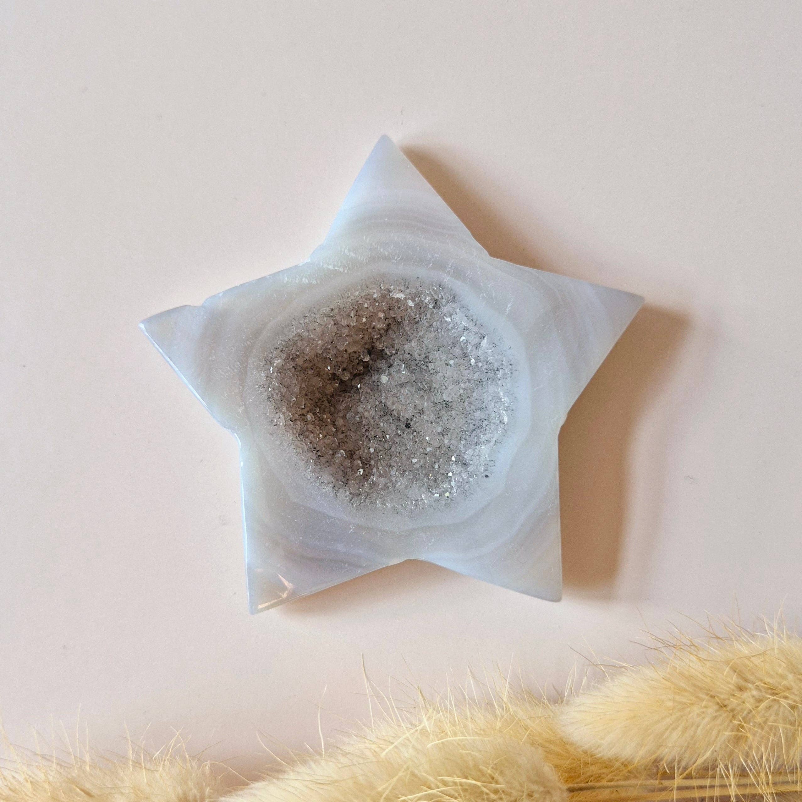 Moonlight Gemstones - Vente Pierre et cristal de spiritualité - Étoile en agate grise druzy 6-7 cm | Sculpture en cristal pleine de lumière et de calme4