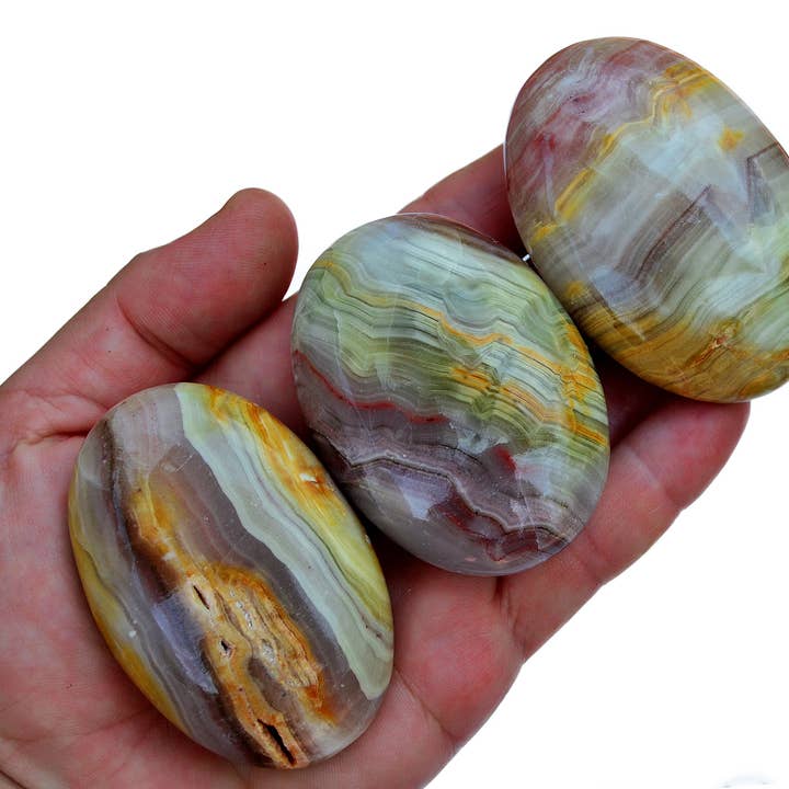 Roze Banded Onyx Palmsteen 1 kg (10-13 stuks) - (50mm-80mm) voor wholesale door Kaia & Crystals