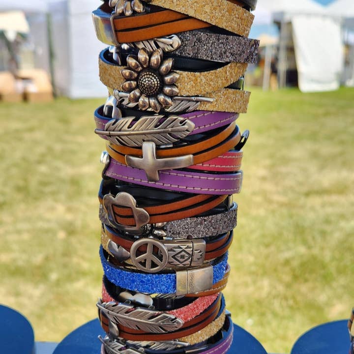 bracelet manchette en cuir pour la vente par juNxtaposition®