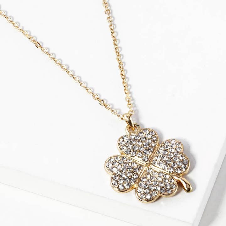 Collier à pendentif en forme de trèfle pavé de pierres pour la vente par Sensibling Corp.
