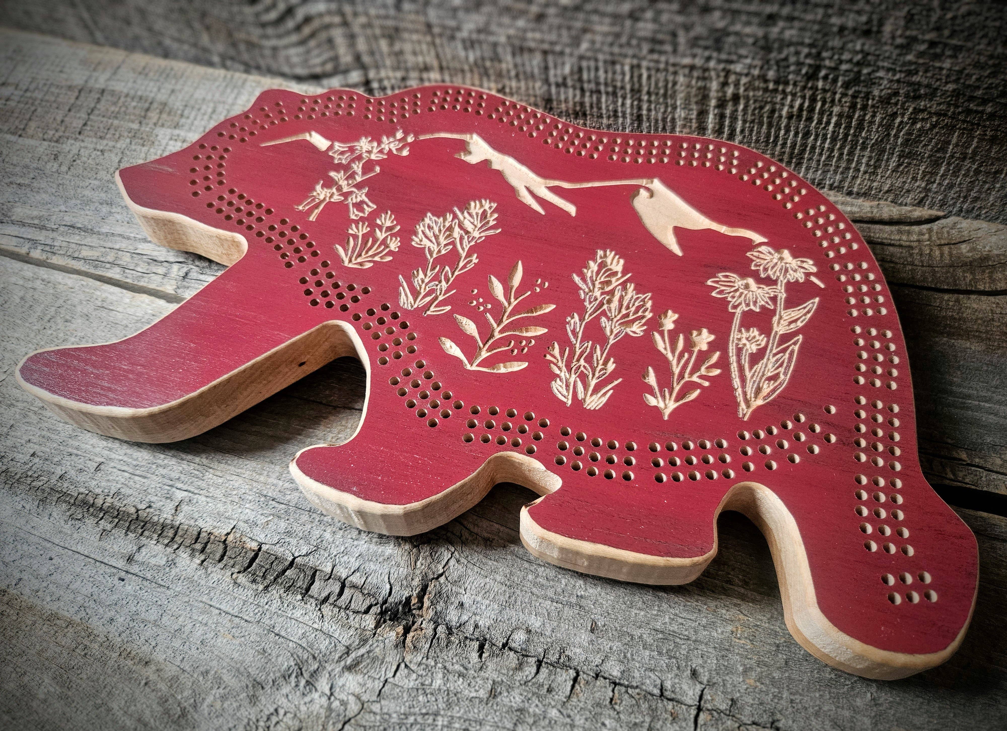 Knotty Pine Woodworks - Vente Jeux de société - Planche de cribbage en forme d'ours - Montagnes de fleurs sauvages4
