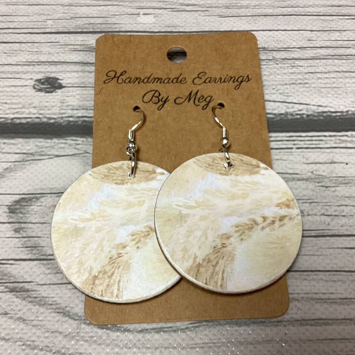 Plumes neutres 1,5 pouces pour la vente par Handmade Earrings By Meg