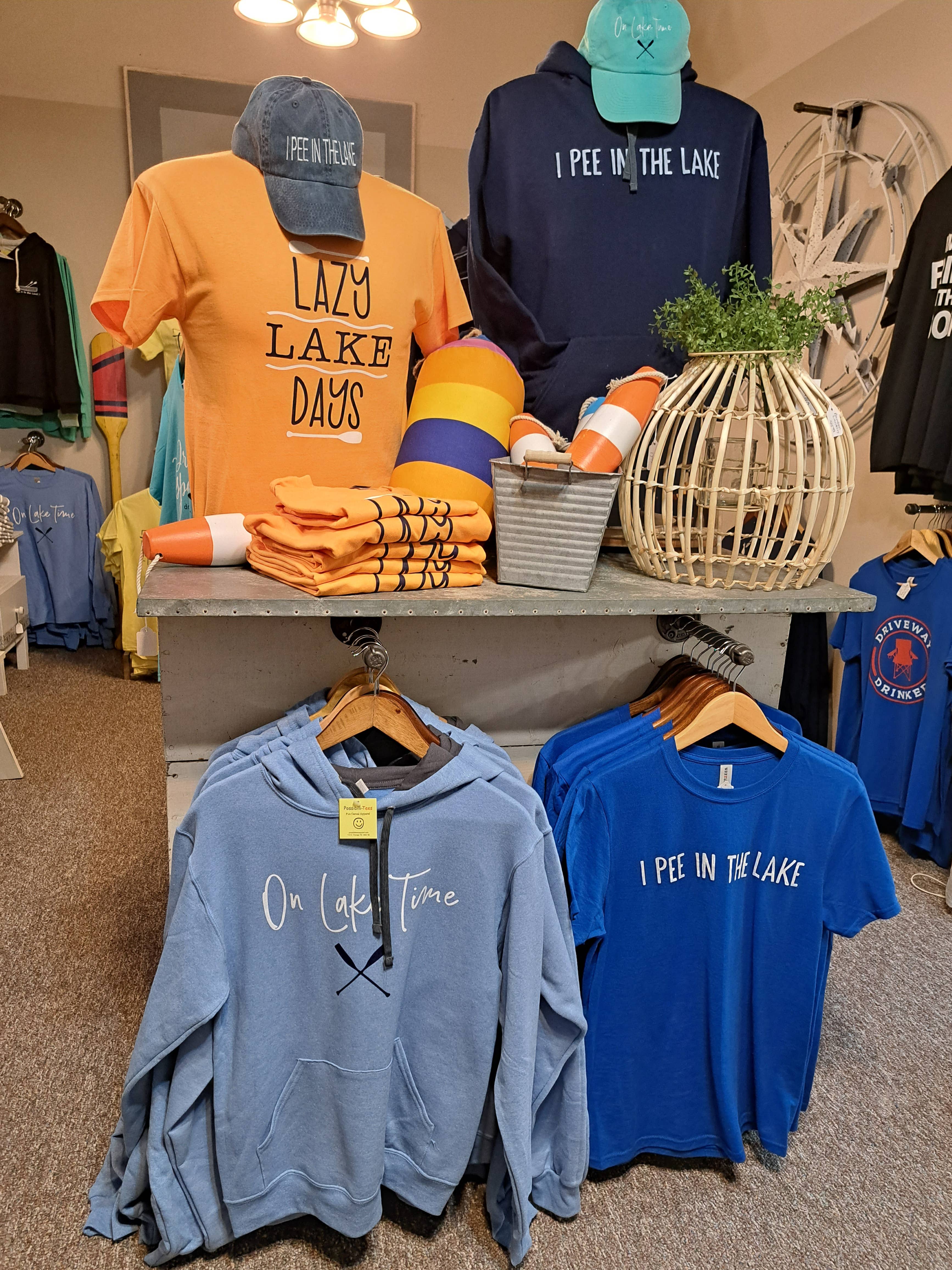 Lake It To The Limit and Possibili-Tees Apparel - Vente Sweat à capuche – unisexe - Sweatshirt What Happens At The Lake2