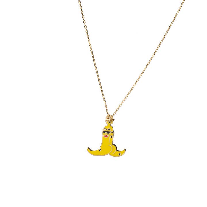 Collier à pendentif fendu en forme de banane - Bijoux amusants et amusants en or pour la vente par Yellow Owl Workshop