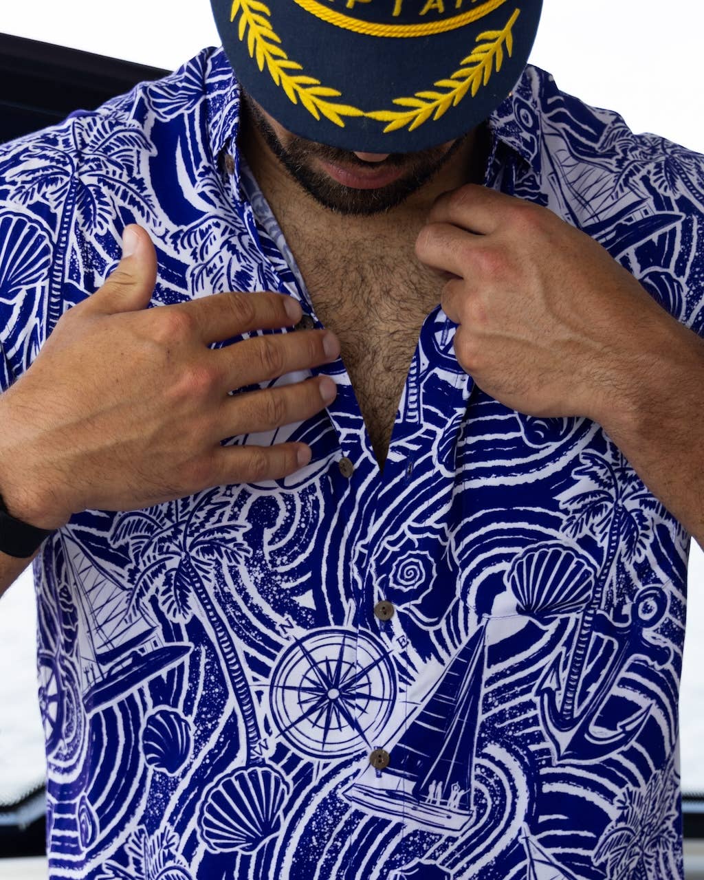 Azul Margaritaville por Kenny Flowers - A Diversão de um Marinheiro - Camisa de Manga Curta para venda a revendedores na Faire4